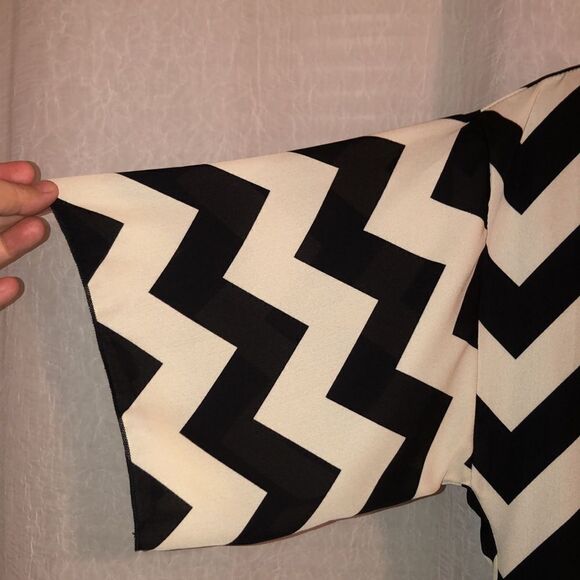 LuLaRoe S Rare Monroe Ivory Black Chevron Open Waterfall  Cardigan Duster Kimono - Picture 5 of 11